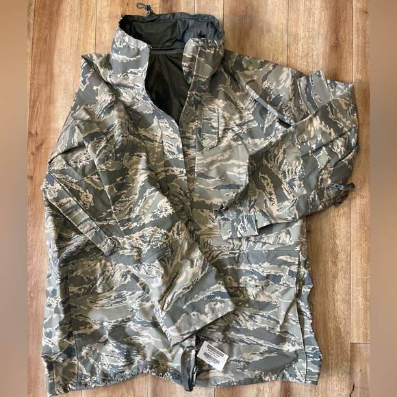 Other - New Military Men’s Large Regular Parka Hooded Jacket  Environmental Camouflage!